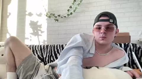 1elio live room snapshot on Chaturbate