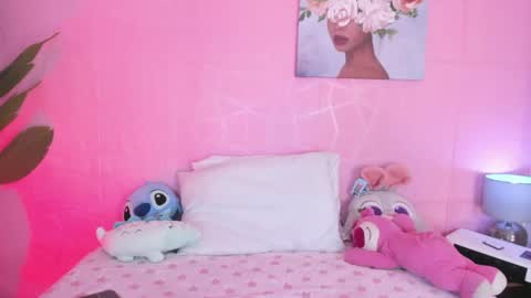 _abril77 live room snapshot on Chaturbate