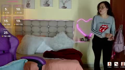 _naomi_s live room snapshot on Chaturbate