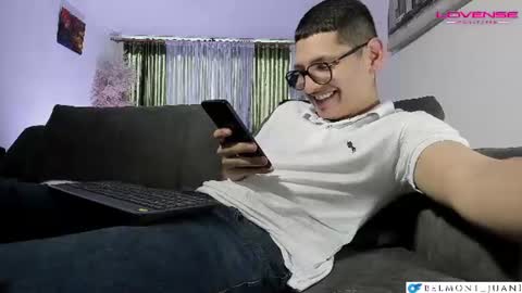 a_lejandro08 captura de la sala en vivo en Chaturbate