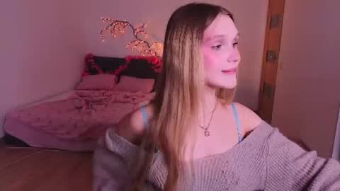adellinecrash Momentaufnahme des Live-Raums auf Chaturbate