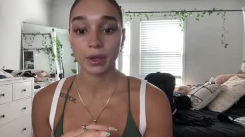 adriannarodriguez live room snapshot on Chaturbate