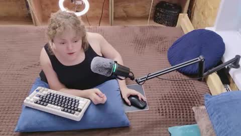 akindmodel Momentaufnahme des Live-Raums auf Chaturbate