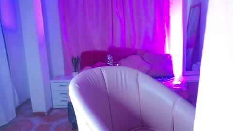 alaia3 live room snapshot on Chaturbate