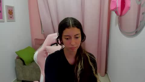 ale_lewiss captura de la sala en vivo en Chaturbate