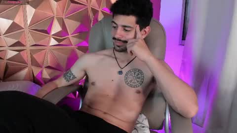 alejandrostorm momentopname van live room op Chaturbate