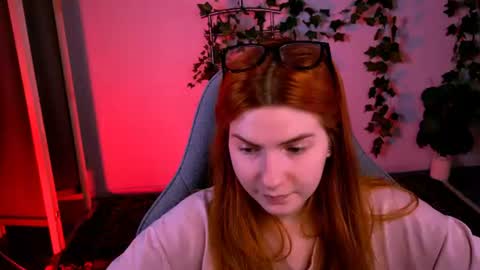 aliceinredsquare_ Momentaufnahme des Live-Raums auf Chaturbate