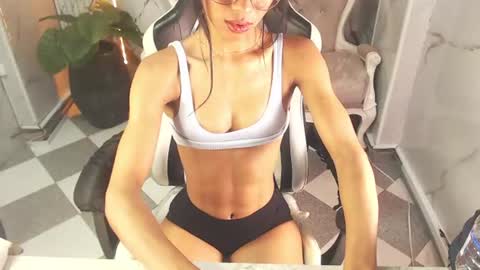 alina_b_ live room snapshot on Chaturbate