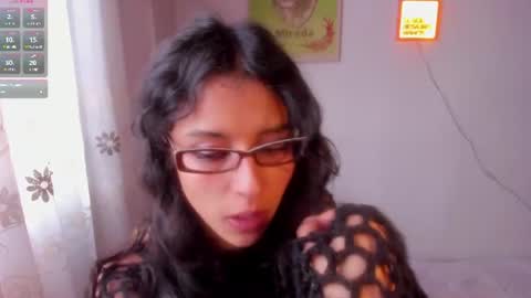 aluna_0310 live room snapshot on Chaturbate