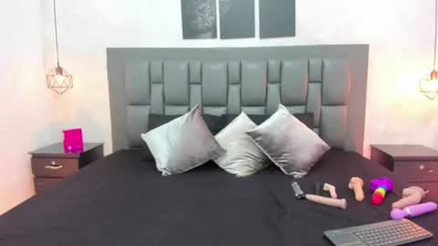 anahi_cardenas1 live room snapshot on Chaturbate