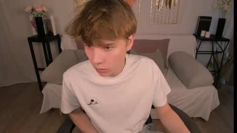andyjey_ live room snapshot on Chaturbate
