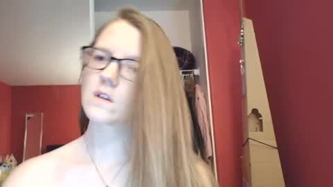 angelicangel3 live room snapshot on Chaturbate
