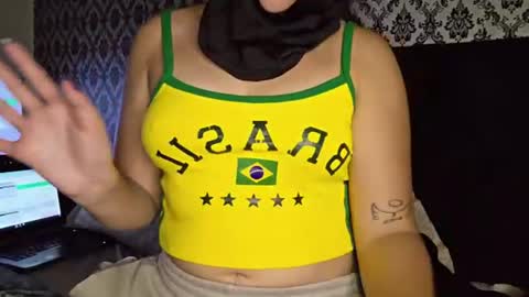anon_couple383049 live room snapshot on Chaturbate
