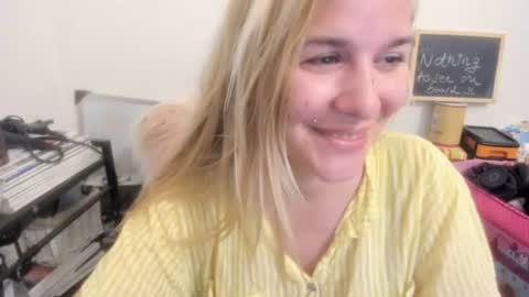artsyandcraftsy_ momentopname van live room op Chaturbate