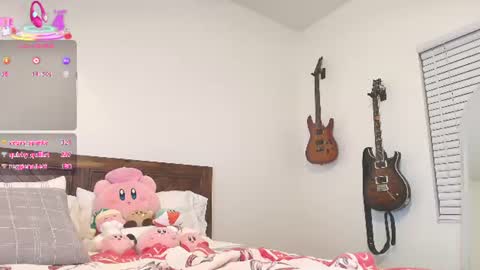 ashleyyylove13 live room snapshot on Chaturbate