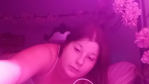 aspenandrews99 live room snapshot on Chaturbate