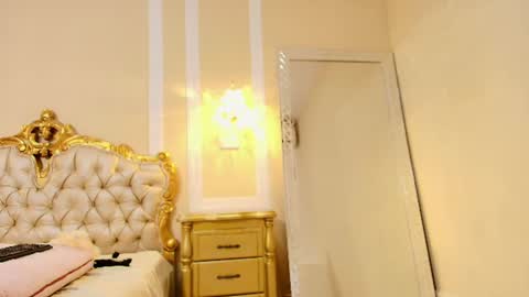 aurorarenard live room snapshot on Chaturbate