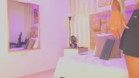 avis_lara снимок онлайн-комнаты на Chaturbate