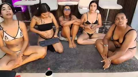 badgirls_000 live room snapshot on Chaturbate
