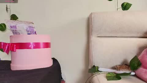 barbiie_98 live room snapshot on Chaturbate