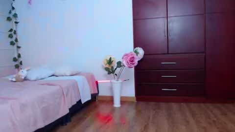 be_sinners live room snapshot on Chaturbate