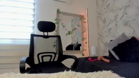 bella_desi снимок онлайн-комнаты на Chaturbate