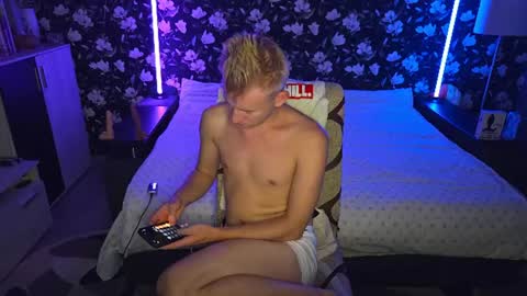 blond_boy69 снимок онлайн-комнаты на Chaturbate