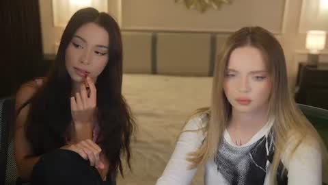 bright_diamonds_054 live room snapshot on Chaturbate