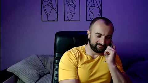 brindlefly69 live room snapshot on Chaturbate