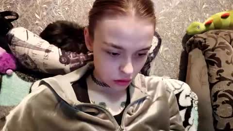 caradelevingnee momentopname van live room op Chaturbate