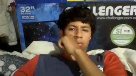 carlos_albert02 live room snapshot on Chaturbate