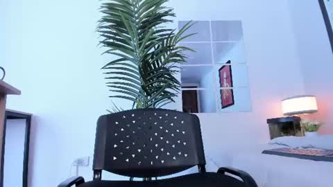 caroline_dh live room snapshot on Chaturbate