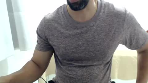 cashmastermuscle77 live room snapshot on Chaturbate