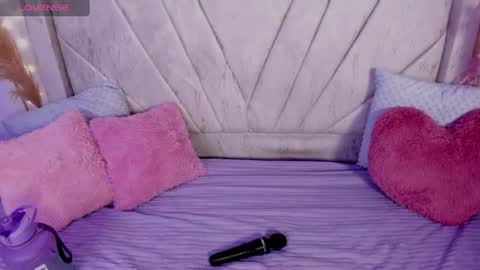 chaarlotte_1 live room snapshot on Chaturbate