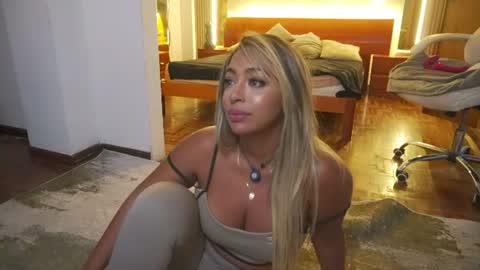 charlottekiss21 live room snapshot on Chaturbate