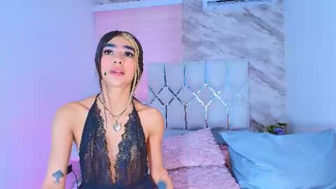 colett_hall снимок онлайн-комнаты на Chaturbate