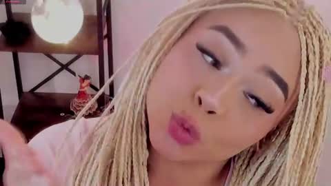 conny_curly captura de la sala en vivo en Chaturbate