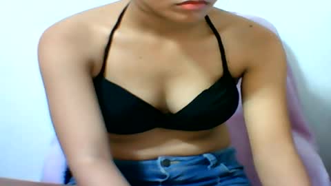 creamy_tinypussyx captura da sala ao vivo na Chaturbate