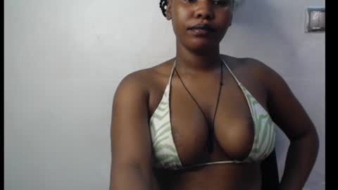 cum_ebony_xxxpetit captura da sala ao vivo na Chaturbate