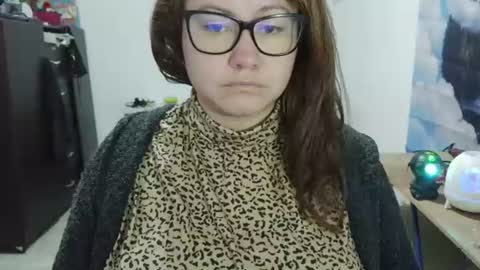 curly_greeneyed снимок онлайн-комнаты на Chaturbate