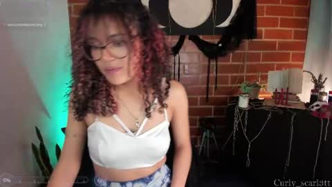curly_scarlett69 снимок онлайн-комнаты на Chaturbate