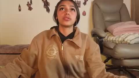 dafne_girl4u momentopname van live room op Chaturbate