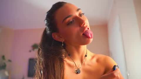 dinawonder live room snapshot on Chaturbate