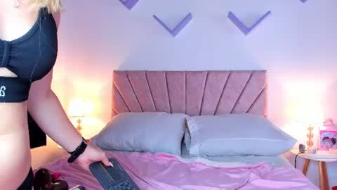 dollfaceink live room snapshot on Chaturbate