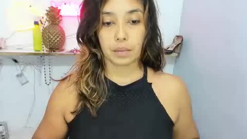 dona_tella Momentaufnahme des Live-Raums auf Chaturbate