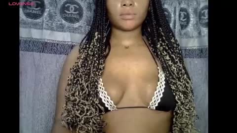 ebony_floral live room snapshot on Chaturbate