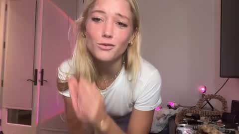 eliannalol4 live room snapshot on Chaturbate