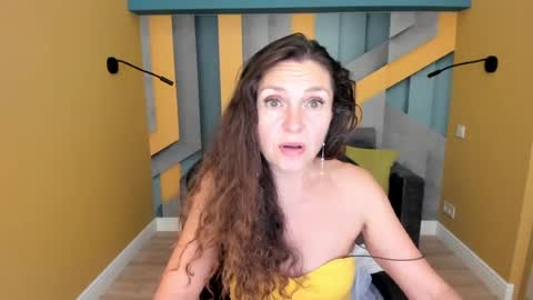 ellalongs live room snapshot on Chaturbate