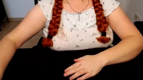 elly_petite снимок онлайн-комнаты на Chaturbate