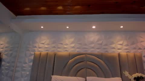 ellye_evans_ live room snapshot on Chaturbate
